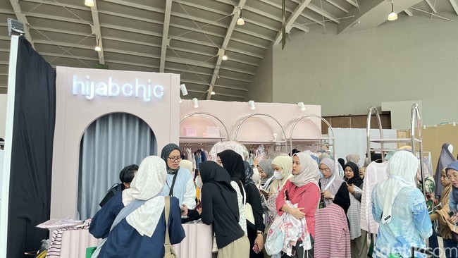 Mereka tertarik dengan program diskon besar-besaran yang ditawarkan, mulai dari flash sale, bundling, sampai clearance sale khusus. Deenay, salah satu tenant yang berpartisipasi, memberikan potongan harga 15 persen, 30 persen, dan produk yang didiskon Rp 150 Ribu. Sedangkan brand Hijabchic banting harga hingga 80 persen. (Foto: Dok. Gresnia/Wolipop)