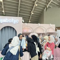 Mereka tertarik dengan program diskon besar-besaran yang ditawarkan, mulai dari flash sale, bundling, sampai clearance sale khusus. Deenay, salah satu tenant yang berpartisipasi, memberikan potongan harga 15 persen, 30 persen, dan produk yang didiskon Rp 150 Ribu. Sedangkan brand Hijabchic banting harga hingga 80 persen. (Foto: Dok. Gresnia/Wolipop)