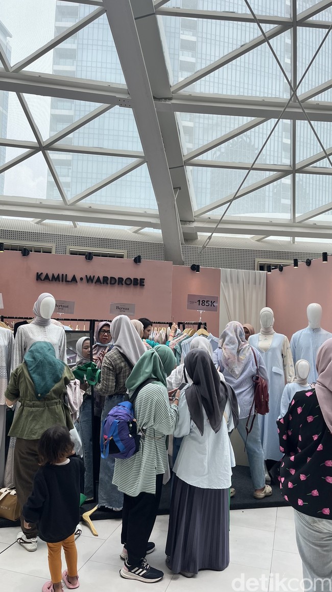 Sylmi Basic merilis koleksi eksklusif untuk SMB 2025. Siti Khadijah menjual mukena dengan diskon 30 persen. Adapun Roola memberikan diskon hijab Rp 50.000. (Foto: Dok. Gresnia/Wolipop.)