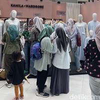 Sylmi Basic merilis koleksi eksklusif untuk SMB 2025. Siti Khadijah menjual mukena dengan diskon 30 persen. Adapun Roola memberikan diskon hijab Rp 50.000. (Foto: Dok. Gresnia/Wolipop.)