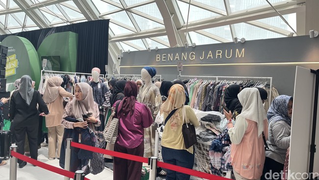 Benang Jarum pun tak mau kalah dengan memberikan potongan harga 60 persen. Brand Zyta Delia menjual hijab Rp 75 Ribu, sementara busana dan sepatu Rp 150 Ribu, dan tas Rp 200 Ribu. Sedangkan Calla The Label dan Zeta Prive memberikan diskon hingga 70 persen. (Foto: Dok. Gresnia/Wolipop.)