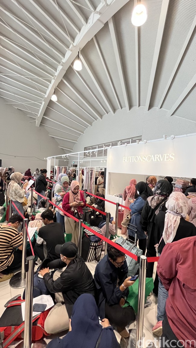 Pengunjung menikmati cashback maksimal Rp 50.000 untuk setiap transaksi minimal Rp 500.000 di tenant yang berpartisipasi. Transaksi bisa dilakukan menggunakan BRImo, Debit BRI, atau Kartu Kredit BRI dengan kuota 800 transaksi (200 transaksi per hari). (Foto: Dok. Gresnia/Wolipop)