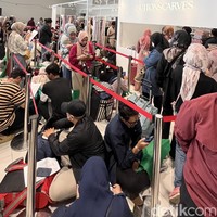 Pengunjung menikmati cashback maksimal Rp 50.000 untuk setiap transaksi minimal Rp 500.000 di tenant yang berpartisipasi. Transaksi bisa dilakukan menggunakan BRImo, Debit BRI, atau Kartu Kredit BRI dengan kuota 800 transaksi (200 transaksi per hari). (Foto: Dok. Gresnia/Wolipop)