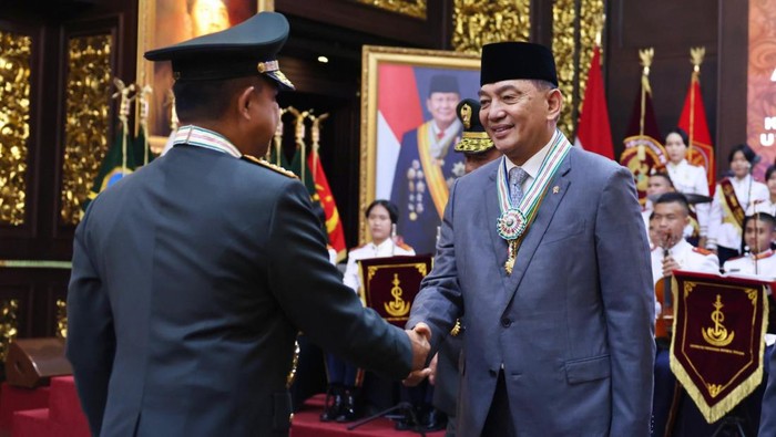 Sjafrie Terima Tanda Kehormatan Tertinggi dari TNI Menteri Pertahanan RI Sjafrie Sjamsoeddin menerima tanda kehormatan tertinggi dari TNI di Gedung Sudirman, Kemhan RI, Jakarta, Kamis (13/03/25). Tanda kehormatan itu sebagai bentuk apresiasi atas peran strategis dalam menjaga stabilitas nasional serta modernisasi alutsista dan intelijen negara.
