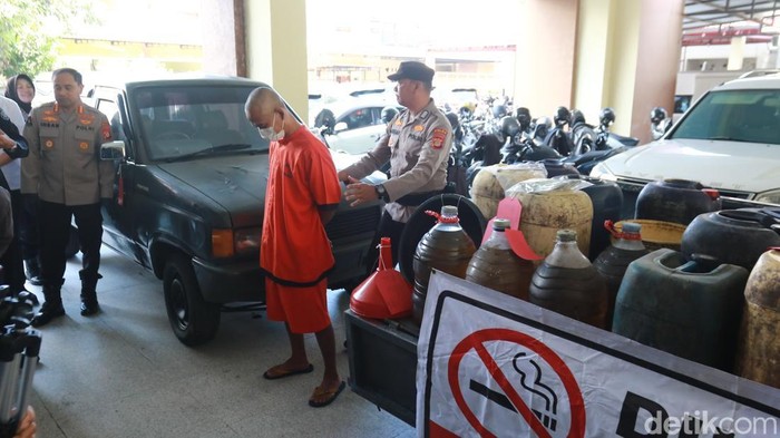 Polisi membongkar praktik pembelin solar bersubsidi dengan modus ganti plat mobil dan modifikasi tangki mobil, pelaku dirilis di Polda DIY, Kamis (13/3/2025).
