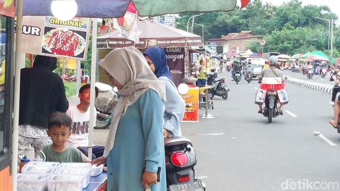 Suasana di Jalan Ki Bagus Rangin Kabupaten Cirebon saat sore hari.