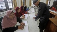 Salah satu tantangan terbesar dalam pembelajaran braille adalah melatih kepekaan jari santri agar mampu meraba dan mengenali pola titik-titik braille.