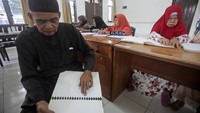 Santri lansia antusias menghafal Al-Quran dan mengikuti berbagai kegiatan keagamaan selama bulan suci Ramadan.