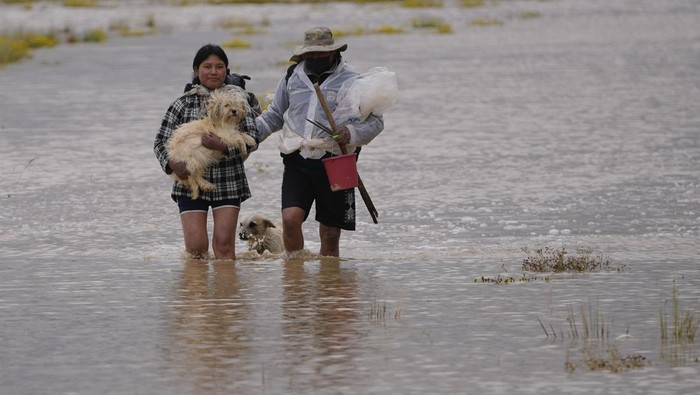 Sungai Meluap, Bolivia Masih Dilanda Banjir Sudah seminggu berlangsung, Bolivia masih dilanda banjir yang disebabkan oleh luapan sungai. Ini penampakannya.