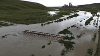 Banjir merusak rumah dan memaksa ribuan warga mengungsi.