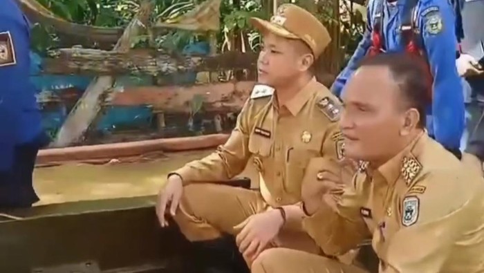 Tangkap layar di medsos saat Bupati dan Wabup Sarolangun naik perahu saat tinjau banjir