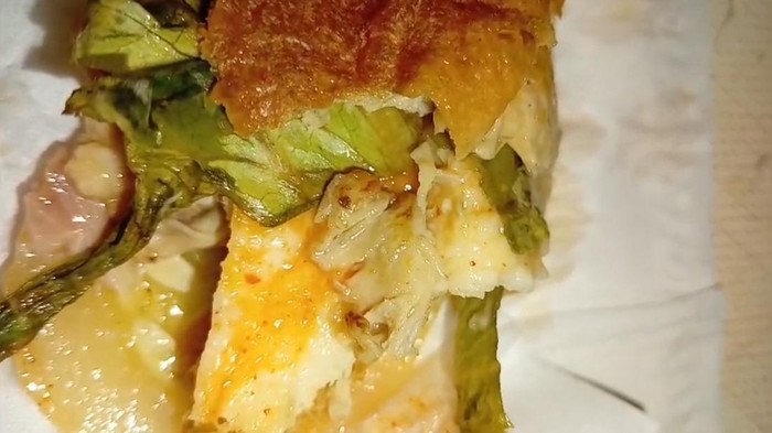 Tangkapan layar video viral penemuan belatung pada menu Makan Bergizi Gratis di Sandubaya, Lombok Timur, NTB.