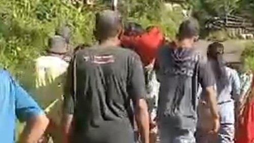Tangkapan layar video warga menandu ibu hamil saat hendak melahirkan ke puskesmas di Manggarai Barat, Nusa Tenggara Timur (NTT), Kamis (13/3/2024). (Foto: Istimewa)