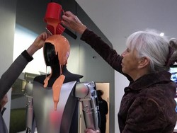 Video: Robot Tesla Jadi Sasaran Protes Aktivis Iklim Terhadap Elon Musk