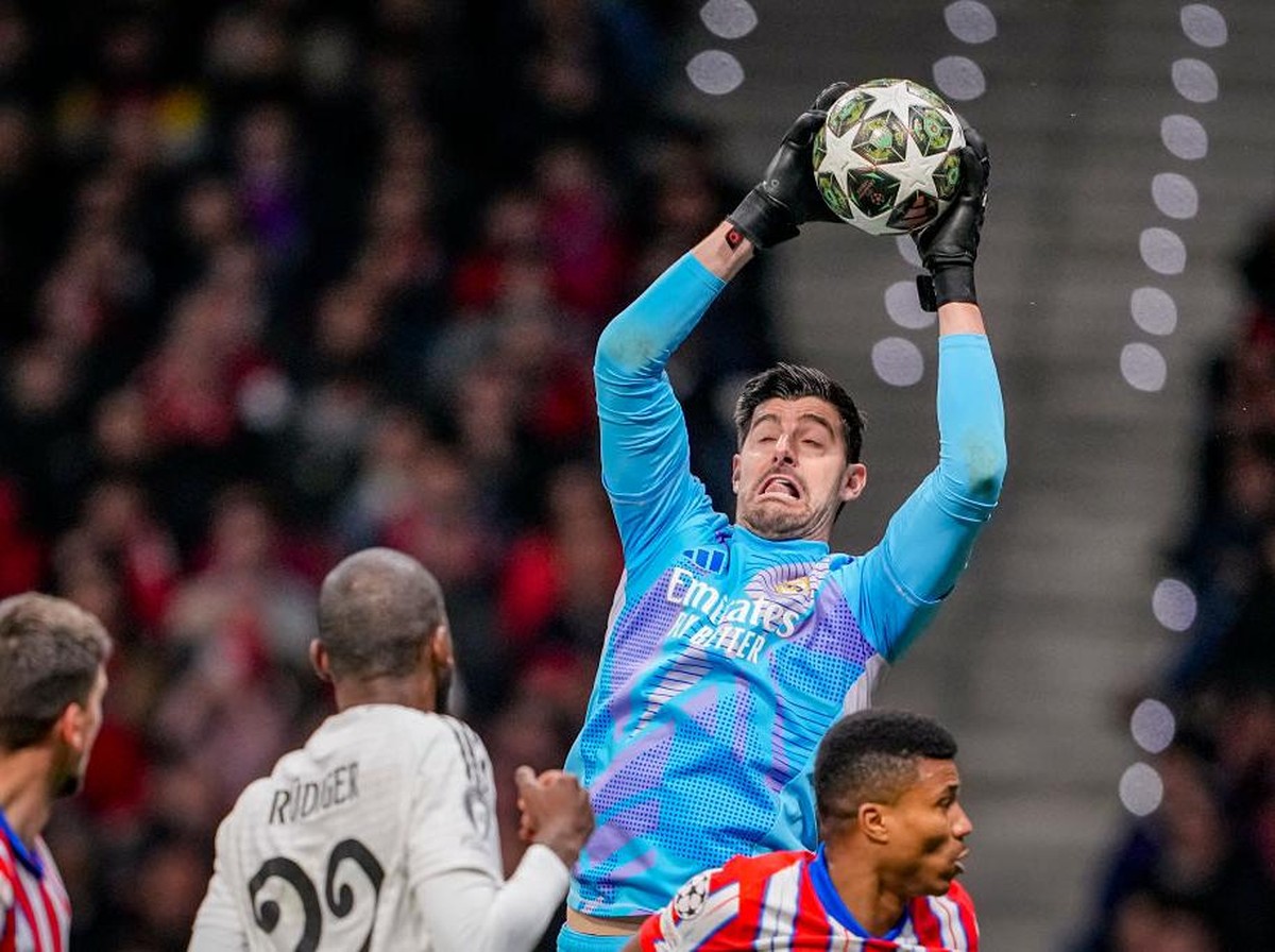 Thibaut Courtois kaget Atletico Madrid lebih banyak bertahan usai unggul cepat (Getty Images/Sports Press Photo)
