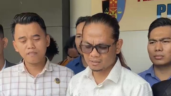 Tim kuasa hukum nenek Ernaini mendatangi Gedung Bidang Propam Polda Sumsel melaporkan anggota Jatanras
