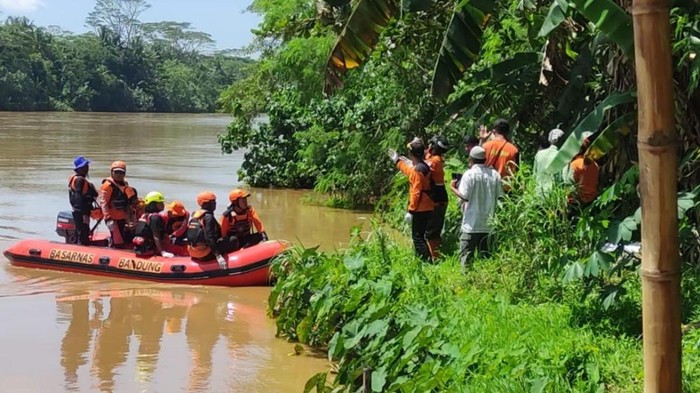 Tim SAR gabungan berhasil menemukan remaja yang lompat ke Sungai Citanduy, Kota Banjar.