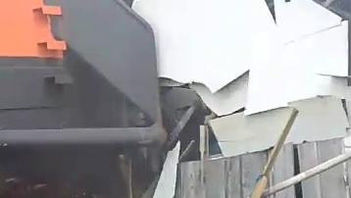 Tongkat batu bara tabrak ruma warga di Kertapati, Palembang