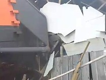 Tongkang Batu Bara Tabrak 2 Rumah Warga di Kertapati Palembang, 1 Hanyut