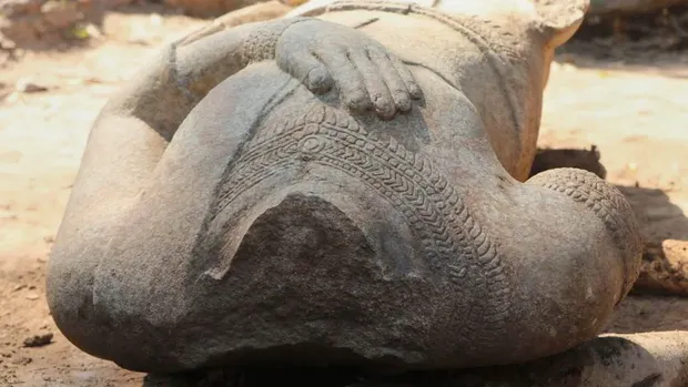Tubuh patung yang terpisah dari kepalanya selama 100 tahun