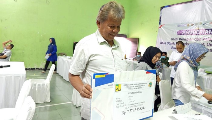 Kepala Desa Karangkajen As’ari menerima UGR di Balai Desa Donorejo, Kecamatan Secang, Kabupaten Magelang, Kamis (13/3/2025).