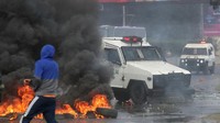 Demonstran mendirikan barikade yang menyala-nyala di dekat gedung kongres, melemparkan benda-benda ke polisi antihuru-hara yang menanggapi dengan mengerahkan meriam air dan gas air mata untuk membubarkan massa. 