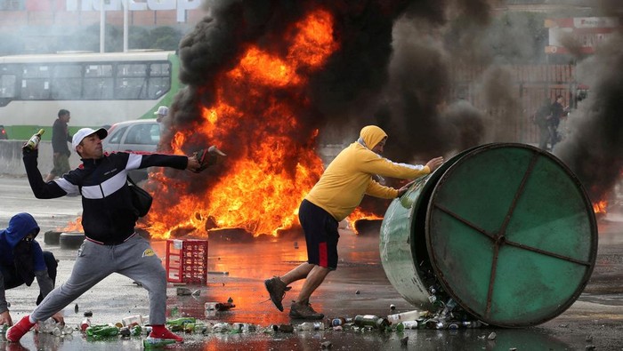 Demonstrators throw rocks in clashes with riot police, during a protest by fishermen against the government, where they demand the approval a new fishing law in the congress, in Valparaiso, Chile March 11, 2025. REUTERS/Rodrigo Garrido