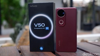 Harga Vivo V50 5G di Tanah Air dibanderol sebagai berikut: Vivo V50 5G 8 GB/256 GB: Rp 6.499.000 Vivo V50 5G 12 GB/256 GB: Rp 6.999.000 Vivo V50 5G 12 GB/512 GB: Rp 7.999.000 Kamu pun bisa dapatkan promo eksklusif Vivo V50 5G di Promo Kombo Erafone. Cari tahu lebih lanjut terkait promo Vivo V50 5G di Eraspace.Foto: Adi Fida Rahman/detikINET