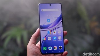 HP ini mengusung layar AMOLED quad-curved berukuran 6,77 inch dengan resolusi Full HD Plus (2392 x 1080 piksel). Layar ini mendukung refresh rate 120 Hz dan diklaim mampu mencapai tingkat kecerahan puncak hingga 4.500 nits, menjanjikan pengalaman visual yang jernih dan mulus, bahkan di bawah sinar Matahari terik. Foto: Adi Fida Rahman/detikINET