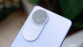 Salah satu daya tarik utama Vivo V50 5G adalah sektor kameranya yang berkolaborasi dengan ZEISS. HP ini memiliki konfigurasi kamera utama 50 MP dengan OIS dan ultrawide 50 MP.  Foto: Adi Fida Rahman/detikINET