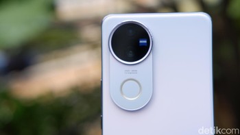 Dihadirkan fitur ZEISS Group Portrait. Fitur ini memungkinkan pengguna untuk menangkap foto grup hingga 30 orang dalam satu frame, dengan detail yang tajam, sehingga setiap momen kebersamaan dapat diabadikan dengan lebih sempurna. Foto: Adi Fida Rahman/detikINET