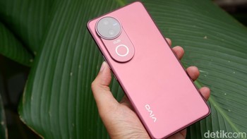 Vivo V50 5G mengadopsi bentuk rounded yang nyaman digenggam, dengan panel quad-curved di keempat sisi layar. Perangkat ini juga dilindungi Diamond Shield Glass untuk daya tahan ekstra. Foto: Adi Fida Rahman/detikINET