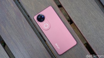 Di sektor dapur pacu, Vivo V50 5G ditenagai chipset Snapdragon 7 Gen 3 yang sudah mendukung konektivitas 5G. Chip ini dipadukan dengan opsi RAM 8 GB atau 12 GB, serta penyimpanan internal mulai dari 256 GB hingga 512 GB. Performanya diklaim cukup kencang untuk kebutuhan multitasking hingga gaming, didukung sistem operasi Android 15 dengan antarmuka Funtouch OS 15 terbaru. Foto: Adi Fida Rahman/detikINET