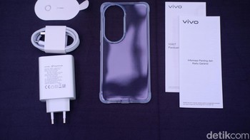 Beragam aksesori yang disertakan dalam paket penjualan, termasuk adaptor chargr 90W. Foto: Adi Fida Rahman/detikINET
