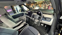 Sisi interior ID. Buzz LWB semakin menonjol dengan kehadiran Panoramic Sunroof with Smart Glass, jok depan dengan fitur Memory, Heater, dan Massage, serta sistem audio premium Harman Kardon dengan 12+1 speaker yang memberikan pengalaman berkendara semakin menyenangkan. Foto: Luthfi Anshori/detikOto