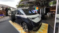 Mobil van ramah lingkungan dengan harga Rp 1,4 95 miliar ini rencananya dikirim ke konsumen mulai bulan Mei 2025 nanti. Foto: Luthfi Anshori/detikOto
