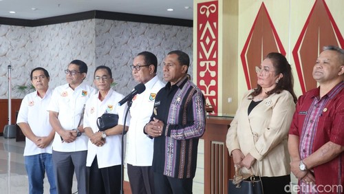 Wagub NTT Jhoni Asadoma bersama Ketum KONI NTT Yosef Naesoi, bersama pengurus KONI saat memberikan keterangan kepada awak media.