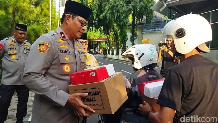 Wakapolda Metro Jaya Brigjen Djati Wiyoto Abadhy membagikan sembako kepada warga.
