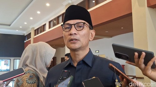Wali Kota Mataram Mohan Roliskana saat diwawancarai di Hotel Lombok Raya, Kamis (13/3/2025). (Nathea Citra/detikBali)