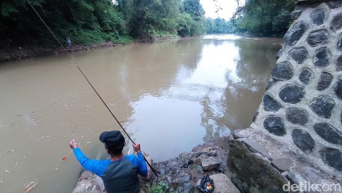 Warga asyik memancing di salah satu spot Sungai Citanduy Tasikmalaya.