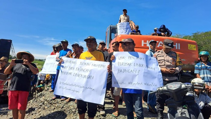 Warga demo di tambang pasir Blitar