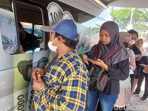 Warga Gigit Jari Gagal Tukar Uang Baru di Layanan Mobil Keliling BI