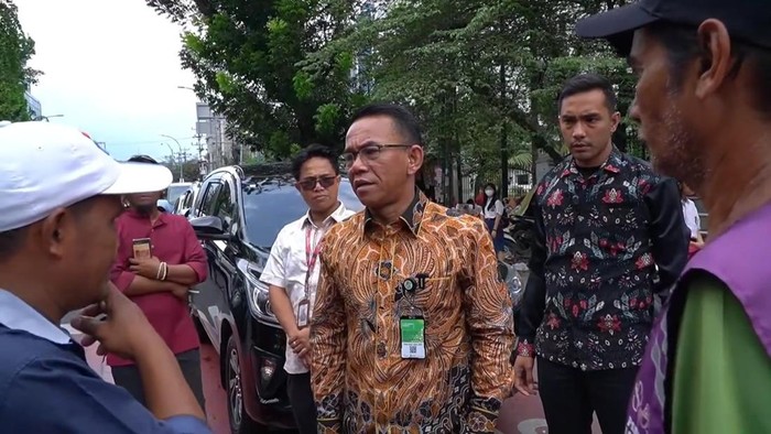 Wawalkot Medan Zakiyuddin Harahap saat memari jukir di dekat RSUD Dr Pirngadi Medan. (Foto: Dok. Istimewa)