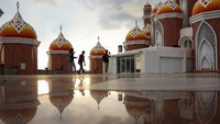 Pengunjung melintas di pelataran Masjid 99 Kubah Asmaul Husna di Makassar, Sulawesi Selatan, Rabu (12/3/2025).  