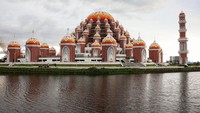 Masjid berkapasitas 13 ribu jamaah tersebut menjadi salah satu destinasi wisata religi yang ramai dikunjungi saat bulan Ramadan 1446 H.  