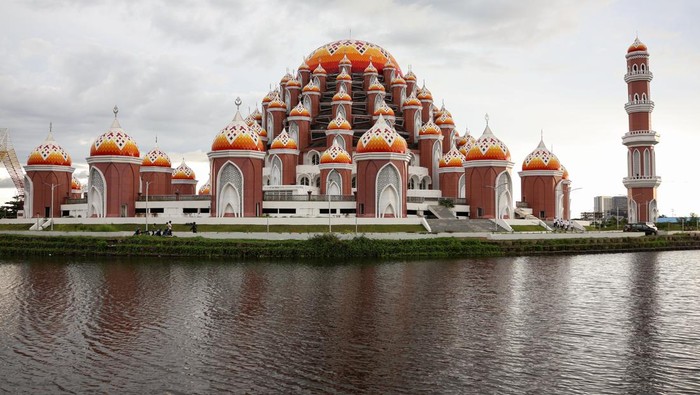 Seorang jamaah membaca Al Quran di dalam Masjid 99 Kubah Asmaul Husna di Makassar, Sulawesi Selatan, Rabu (12/3/2025).  Masjid berkapasitas 13 ribu jamaah  tersebut menjadi salah satu destinasi wisata religi yang ramai dikunjungi saat bulan Ramadhan 1446 H karena keindahan arsitekturnya. ANTARA FOTO/Arnas Padda/nz