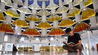 Warga datang untuk beribadah sekaligus menikmati keindahan arsitektur masjid.  