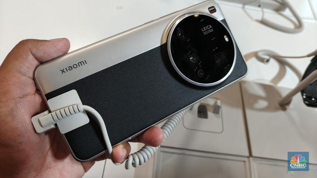 Xiaomi 15 series resmi meluncur di Indonesia. Kedua ponsel dalam seri tersebut diboyong ke tanah air yakni Xiaomi 15 dan Xiaomi 15 Ultra. Xiaomi 15 series resmi meluncur di Indonesia. Kedua ponsel dalam seri tersebut diboyong ke tanah air yakni Xiaomi 15 dan Xiaomi 15 Ultra. (CNBC Indonesia/Novina Putri Besari)