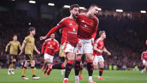 MANCHESTER, ENGLAND - MARCH 13: runo Fernandes of Manchester United (L) celebrates weith Diogo Dalot of Manchester United after scoring their 2nd goal  during the UEFA Europa League 2024/25 Round of 16 Second Leg match between Manchester United and Real Sociedad de Futbol at Old Trafford on March 13, 2025 in Manchester, England. (Photo by Simon Stacpoole/Offside/Offside via Getty Images)