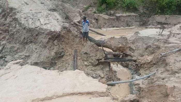 Akses jalan di Desa Salutambun, Kecamatan Pana, Kabupaten Mamasa, Sulbar, amblas karena cuaca ekstrem.